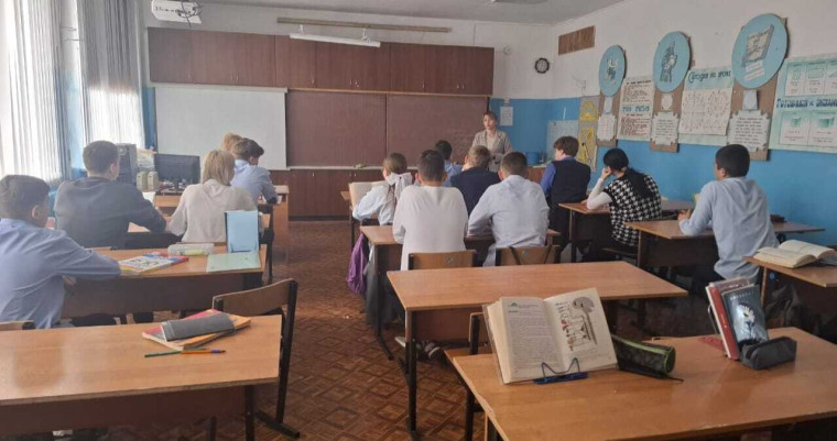 Представители Дятьковского техникума встретились с обучающимися 9-х классов.